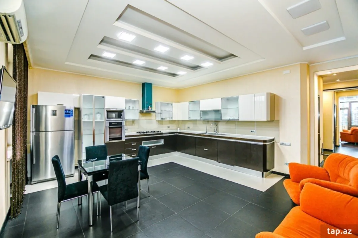 Kirayə verilir 4 otaqlı yeni tikili 200 m²