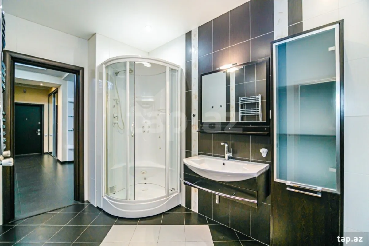 Kirayə verilir 4 otaqlı yeni tikili 200 m²