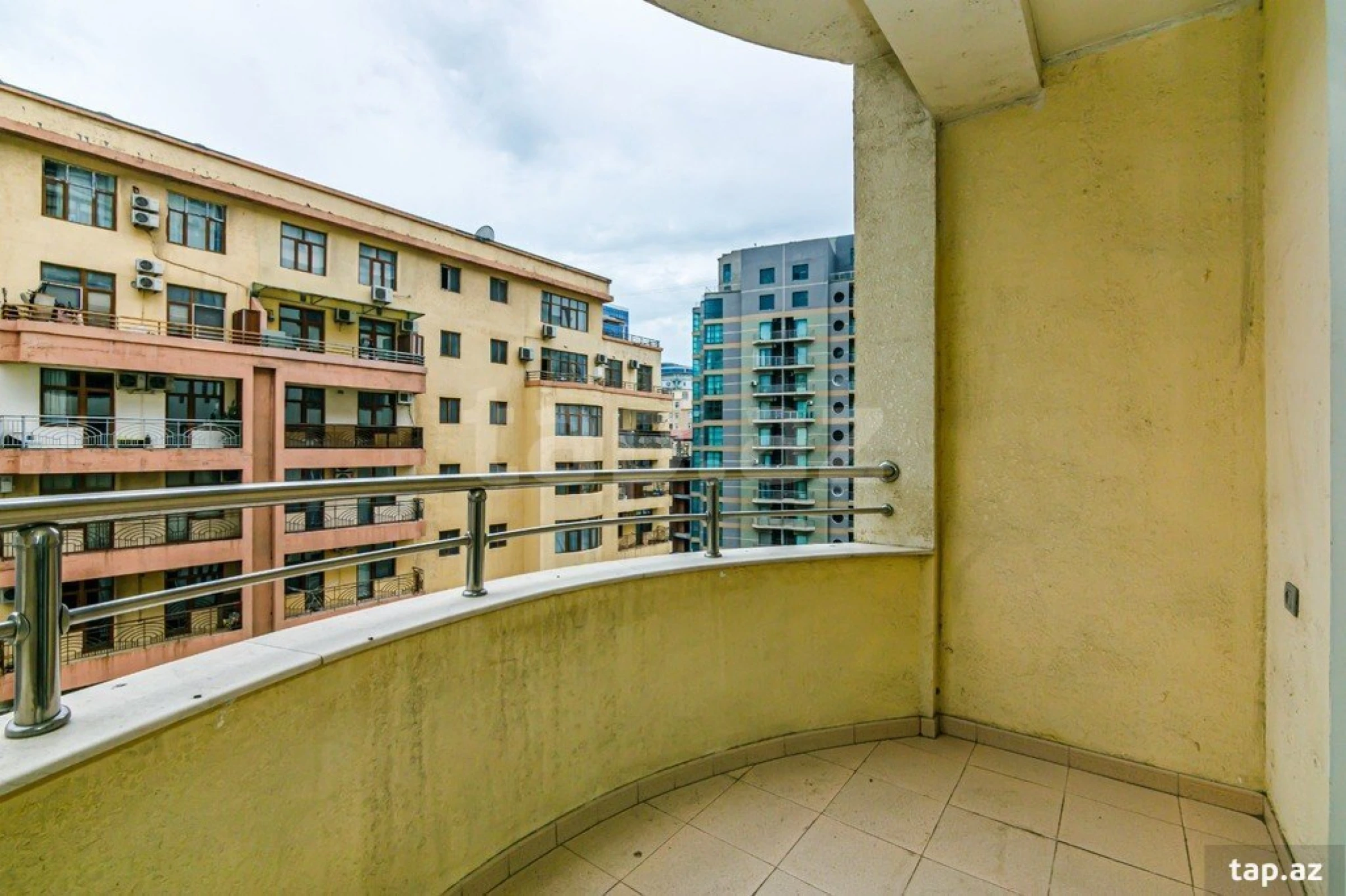 Kirayə verilir 4 otaqlı yeni tikili 200 m²