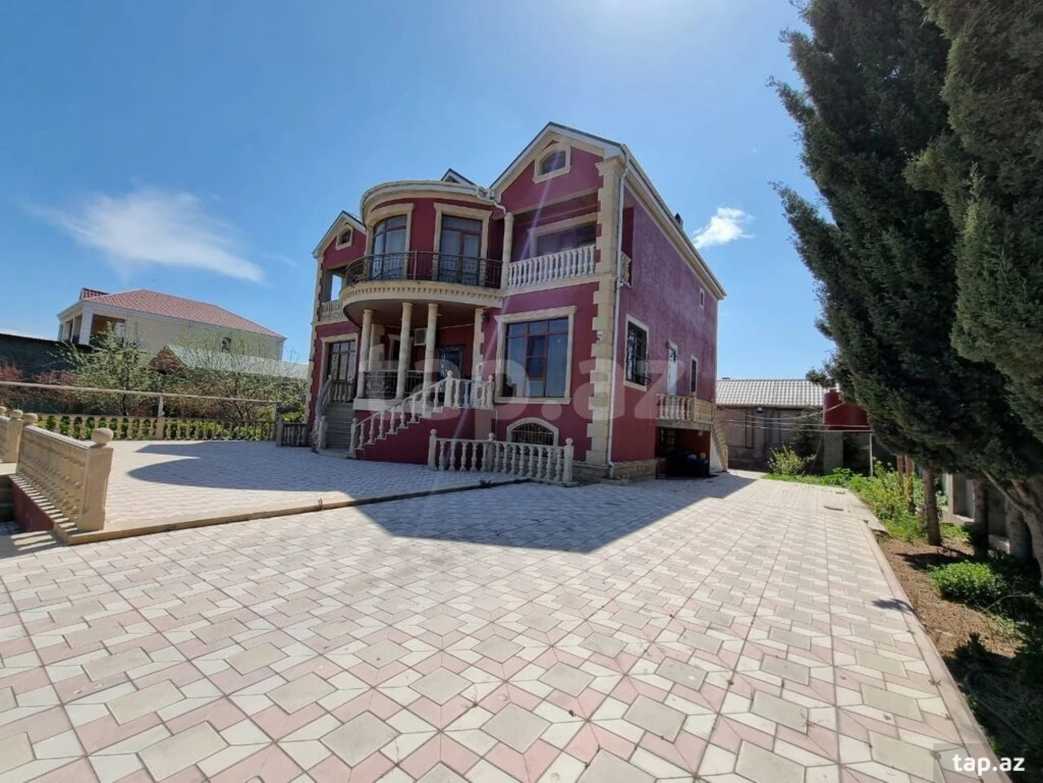 Satılır 7 otaqlı həyət evi