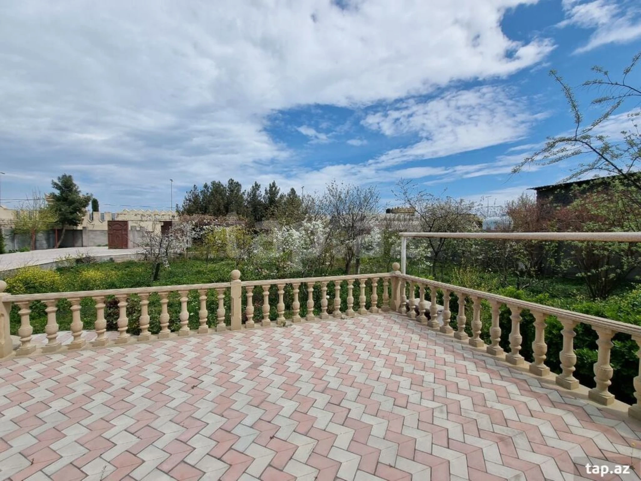 Satılır 7 otaqlı həyət evi