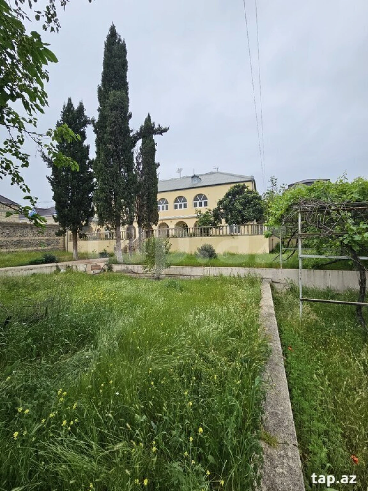 Satılır 8 otaqlı həyət evi 400 m²