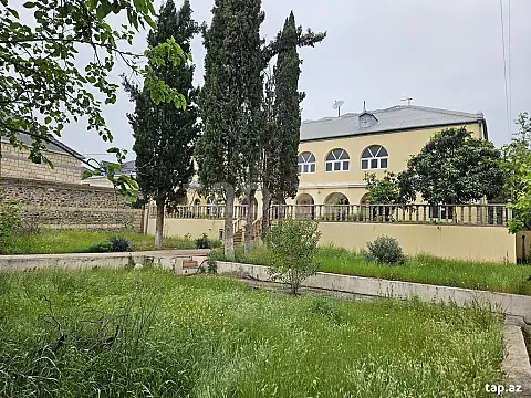 Satılır 8 otaqlı həyət evi 400 m²