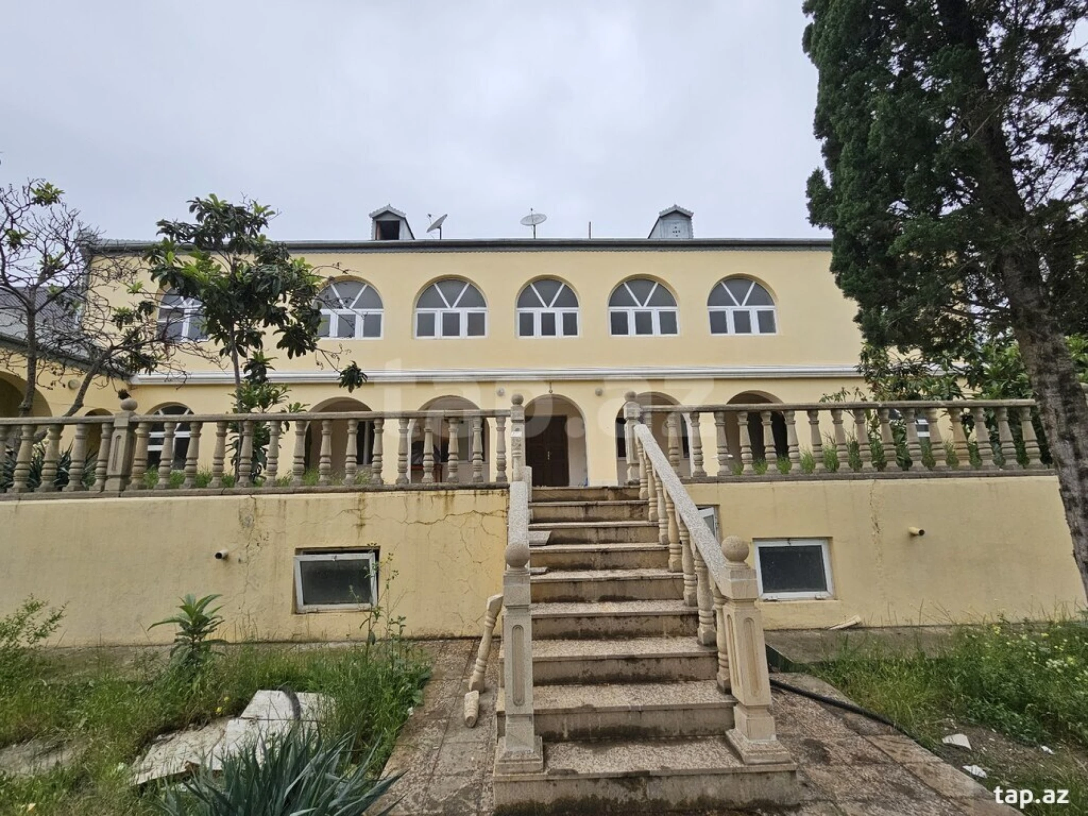 Satılır 8 otaqlı həyət evi 400 m²