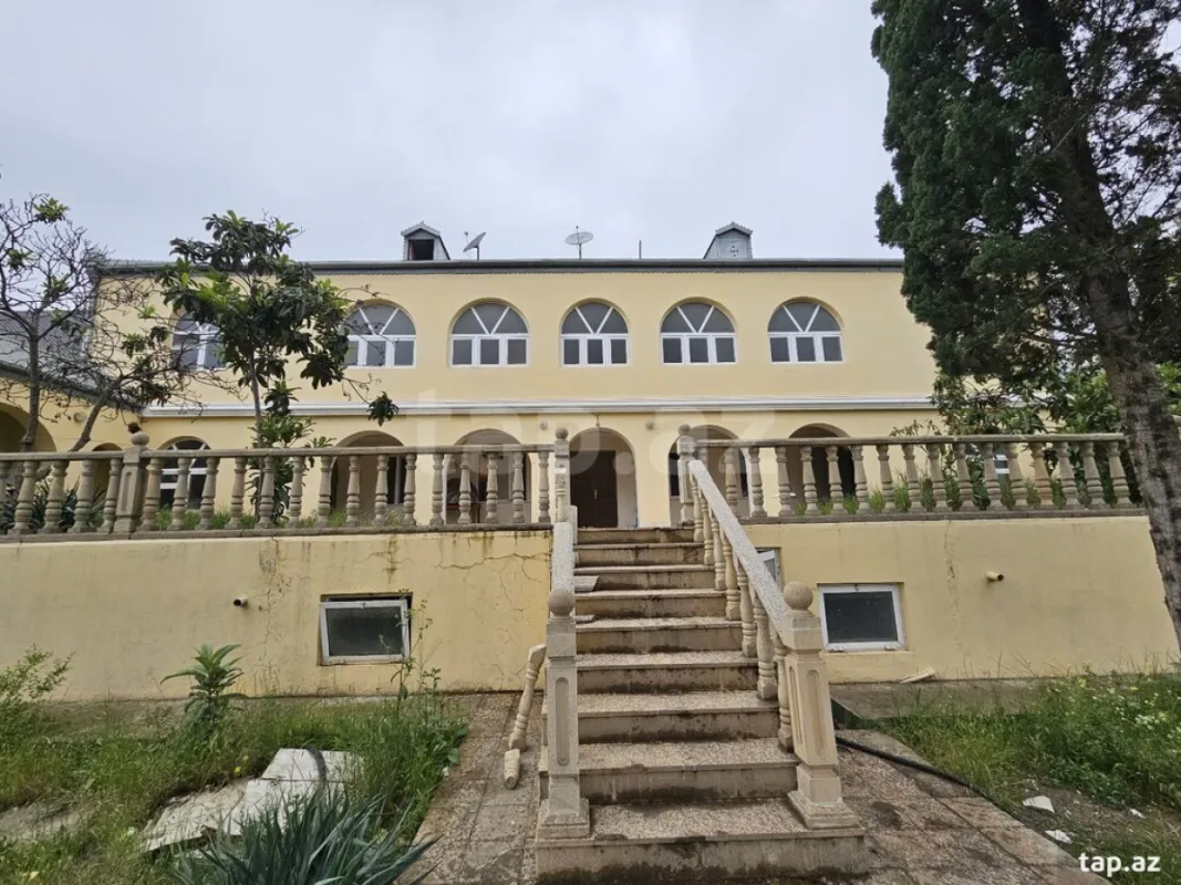 Satılır 8 otaqlı həyət evi 400 m²