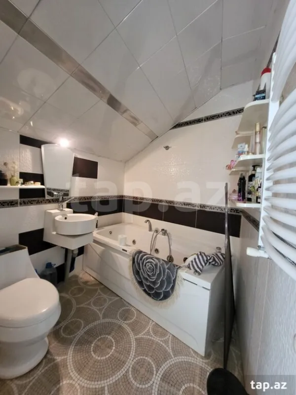 Satılır 5 otaqlı həyət evi