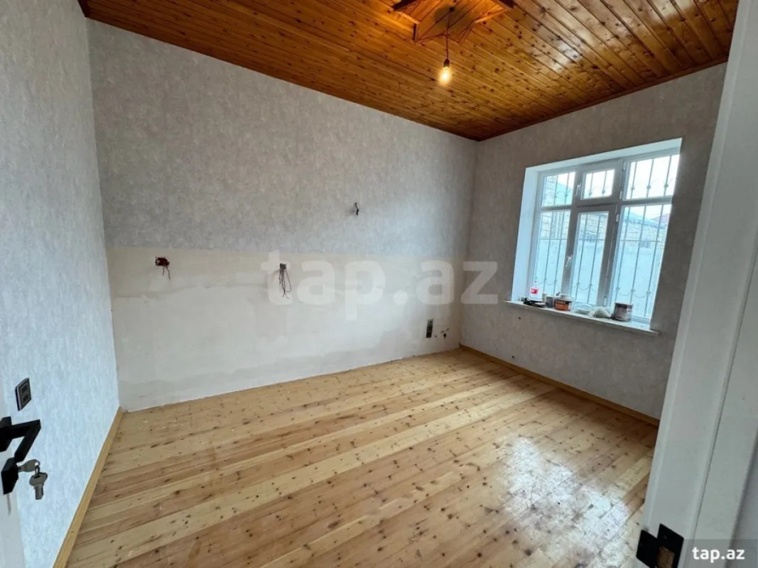 Satılır 6 otaqlı həyət evi