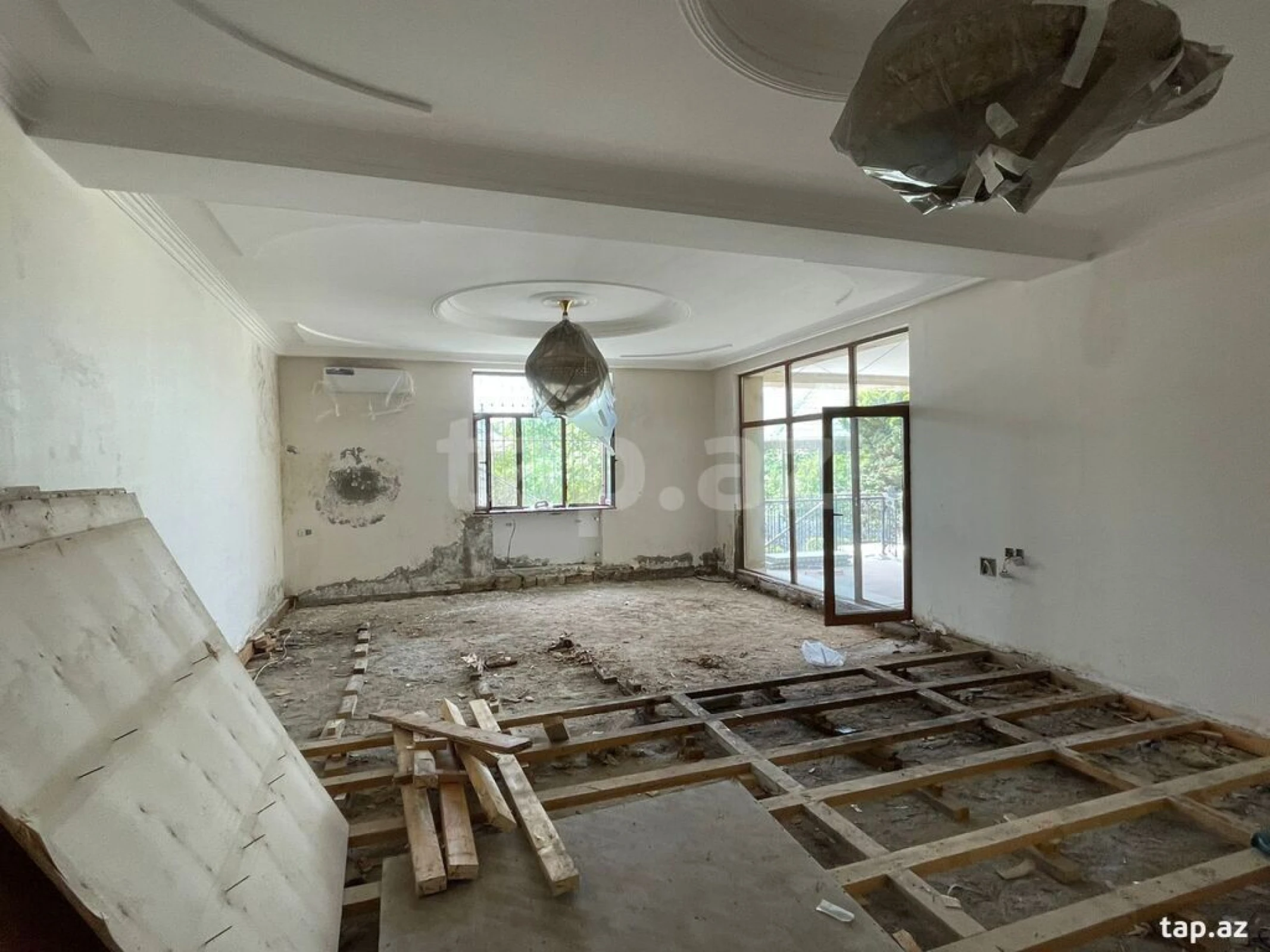 Satılır 7 otaqlı həyət evi