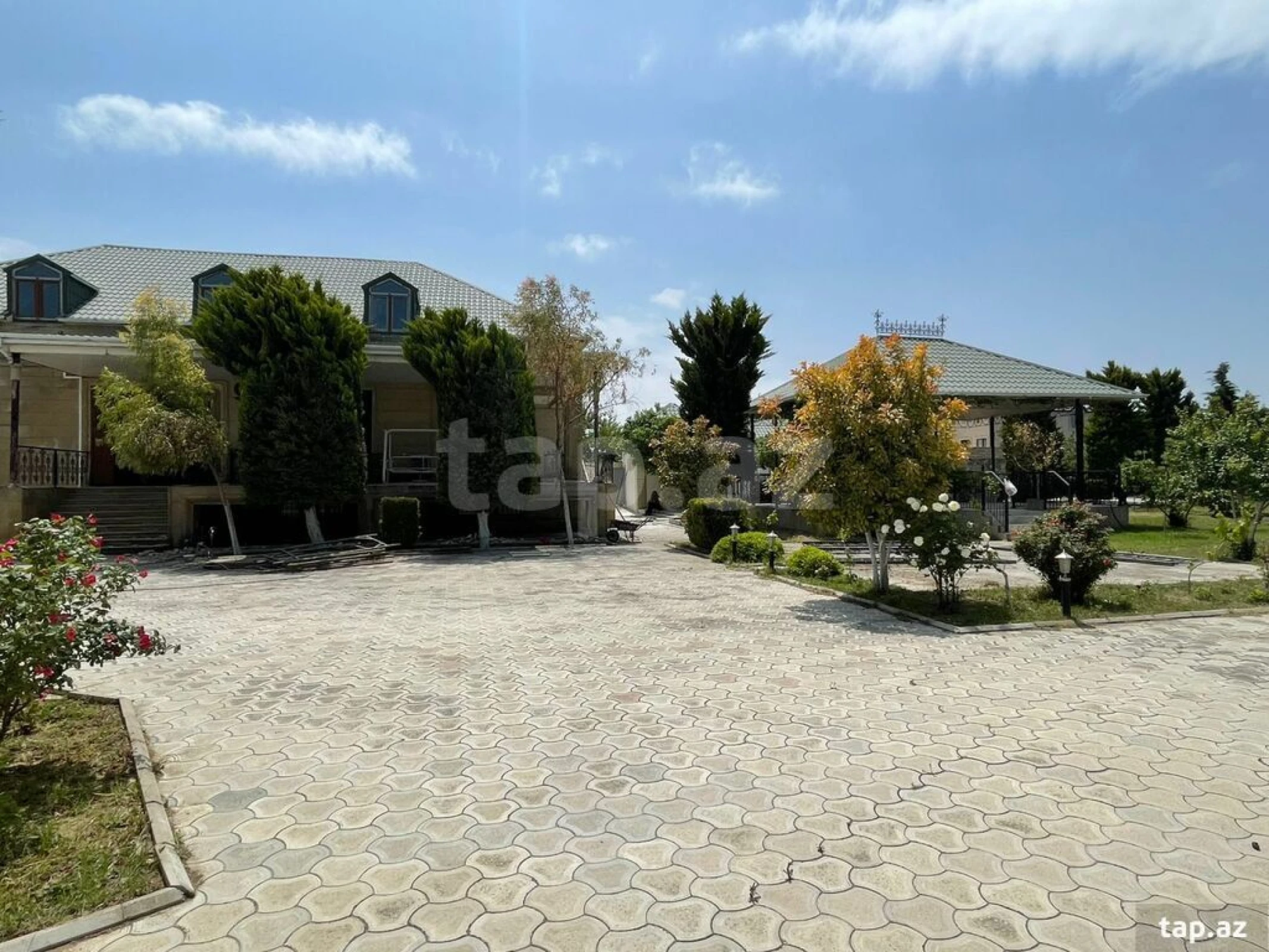 Satılır 7 otaqlı həyət evi