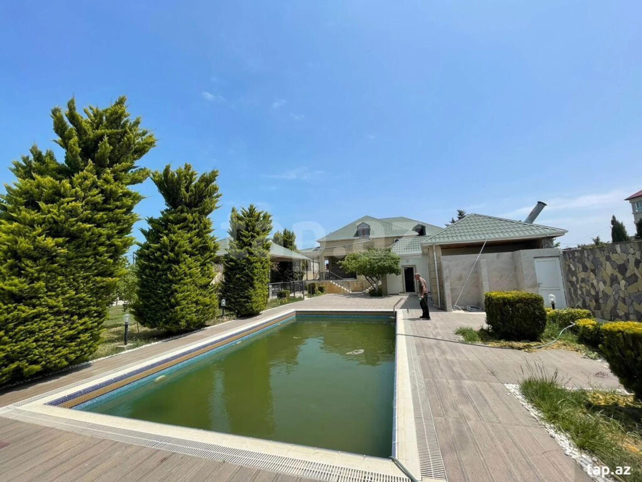 Satılır 7 otaqlı həyət evi