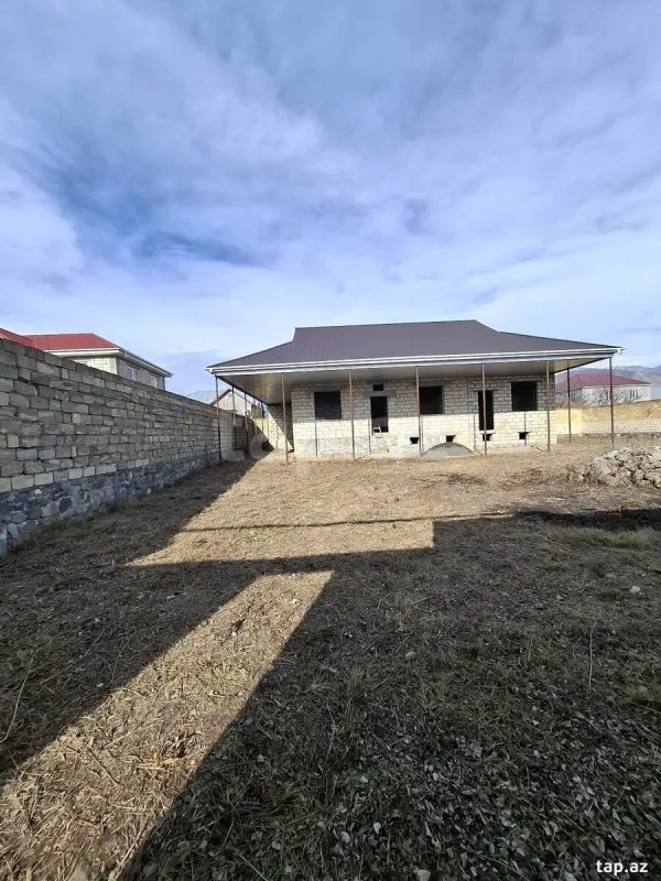 Satılır 4 otaqlı həyət evi