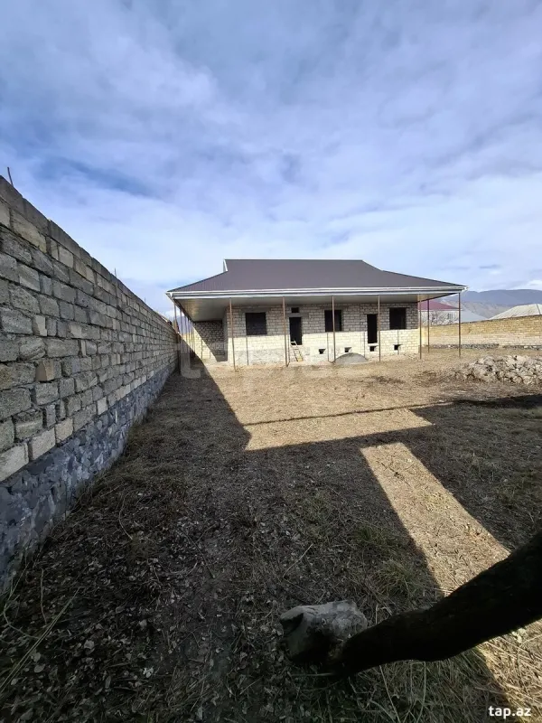 Satılır 4 otaqlı həyət evi