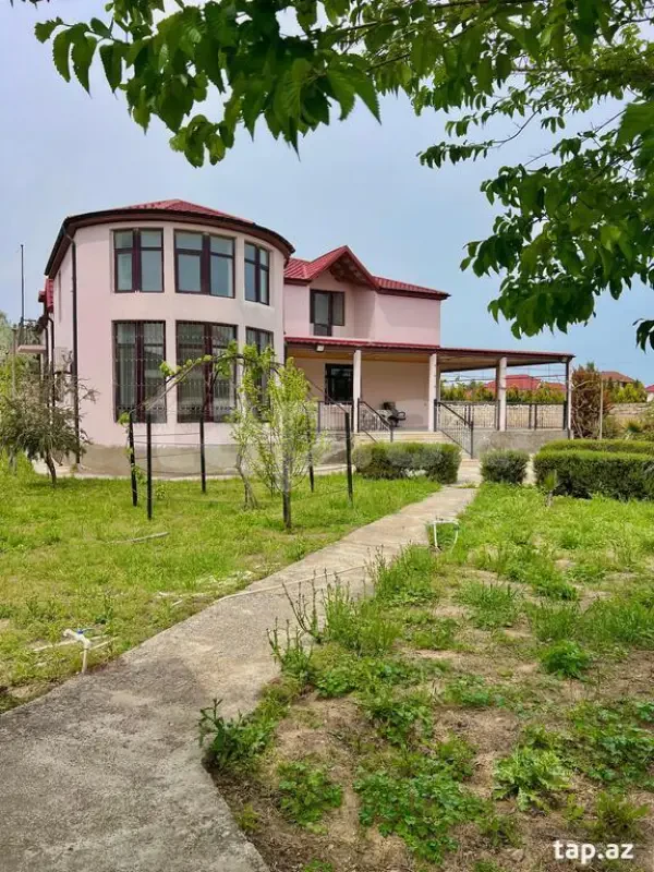 Satılır 8 otaqlı həyət evi 420 m²