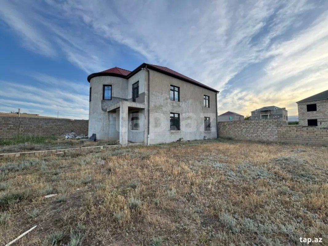 Satılır 7 otaqlı həyət evi 240 m²