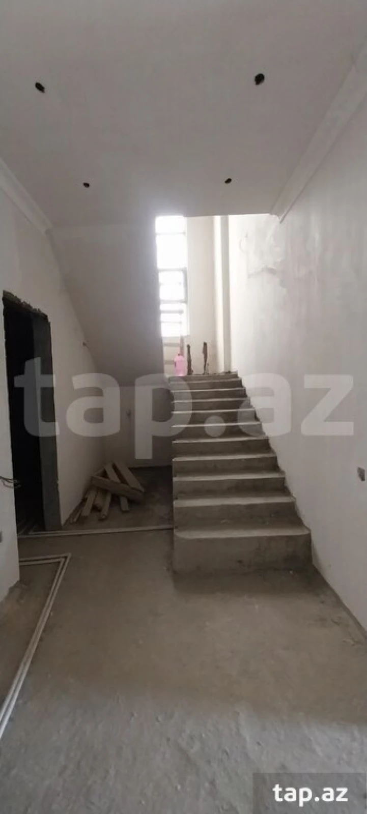 Satılır 10 otaqlı həyət evi