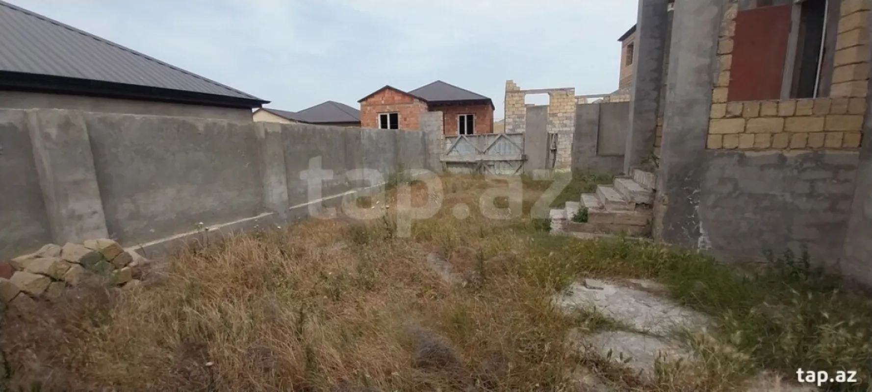 Satılır 10 otaqlı həyət evi