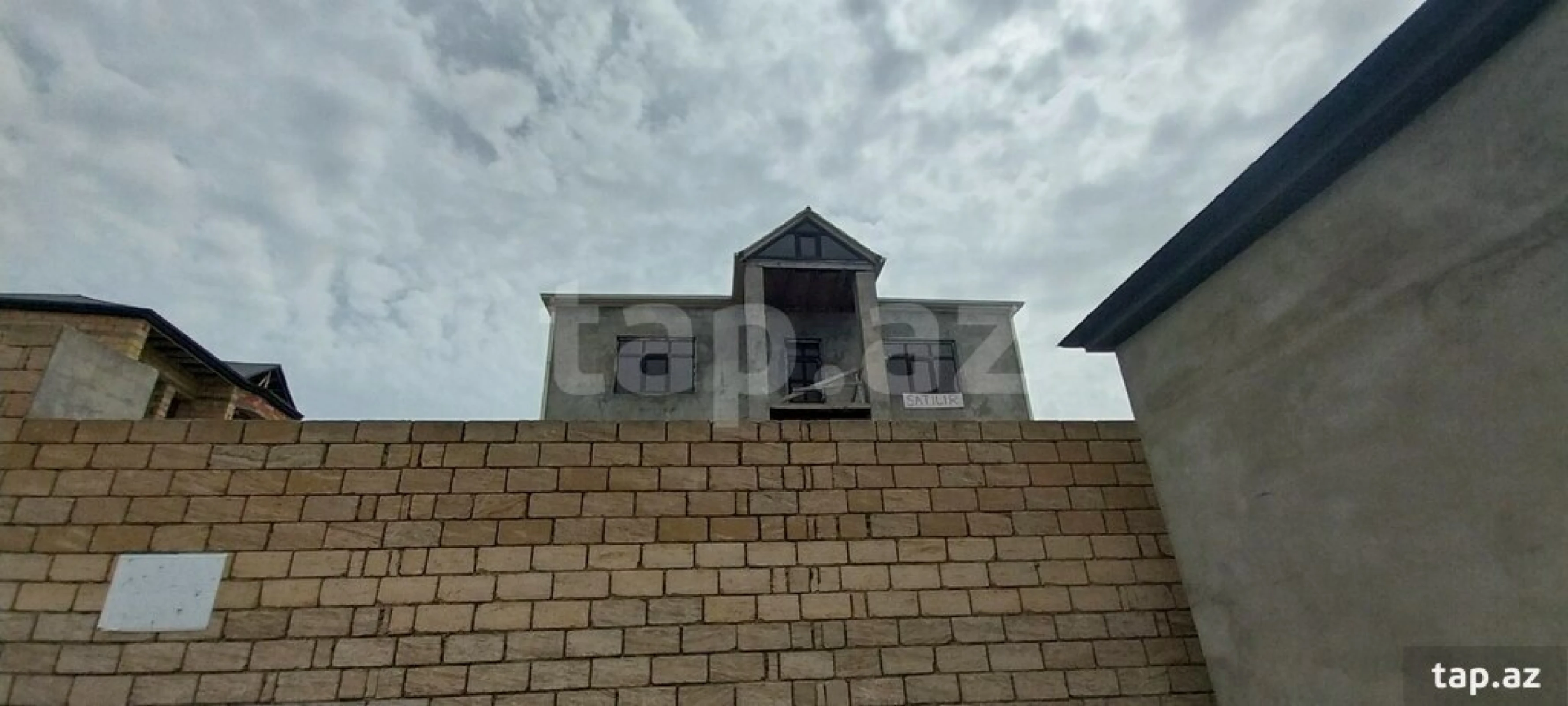 Satılır 10 otaqlı həyət evi