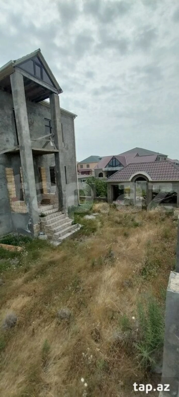 Satılır 10 otaqlı həyət evi