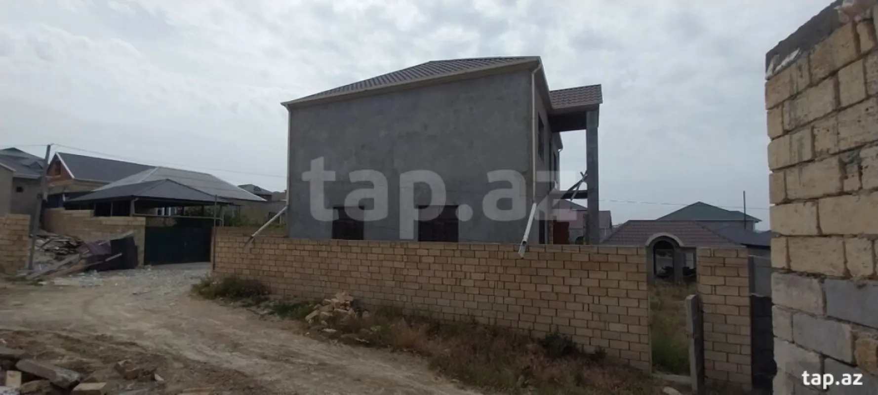 Satılır 10 otaqlı həyət evi