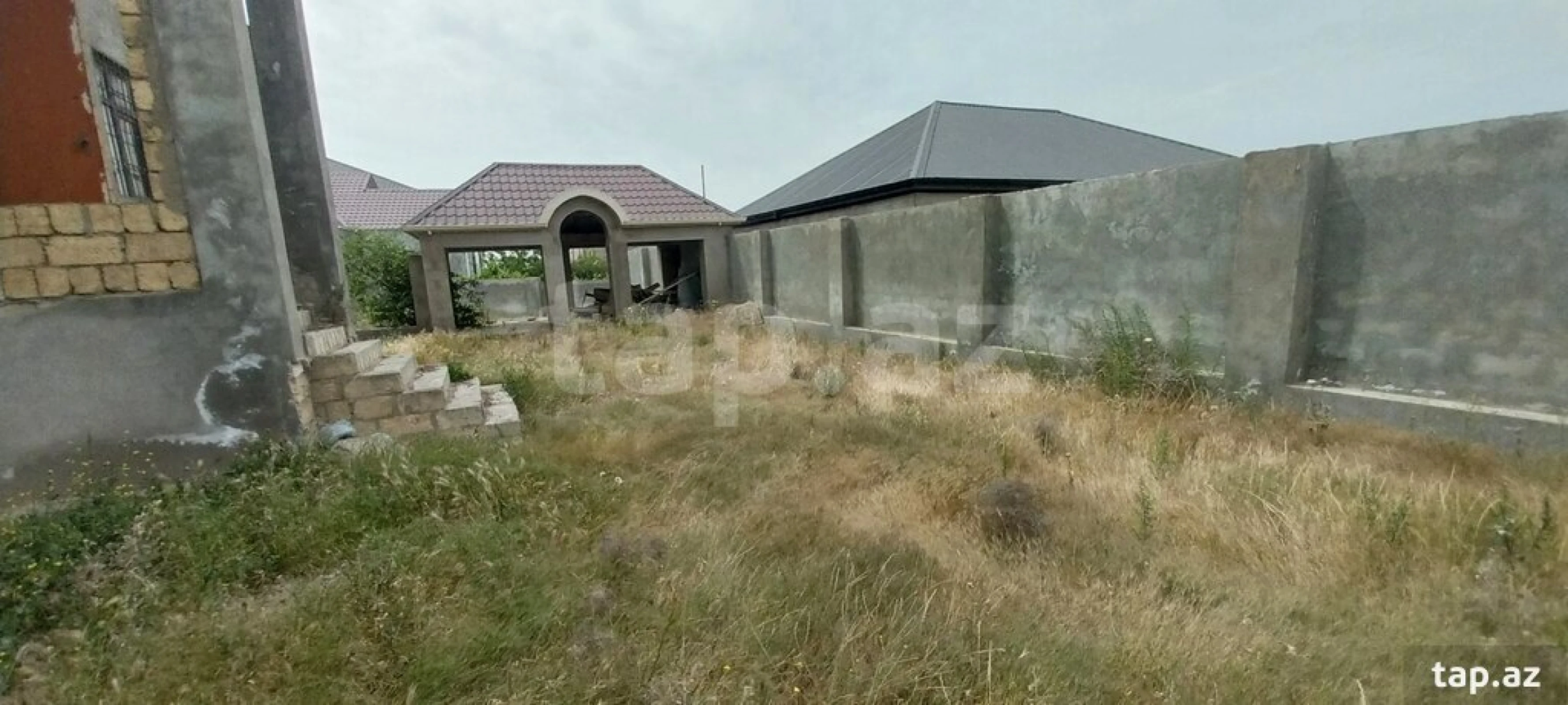 Satılır 10 otaqlı həyət evi