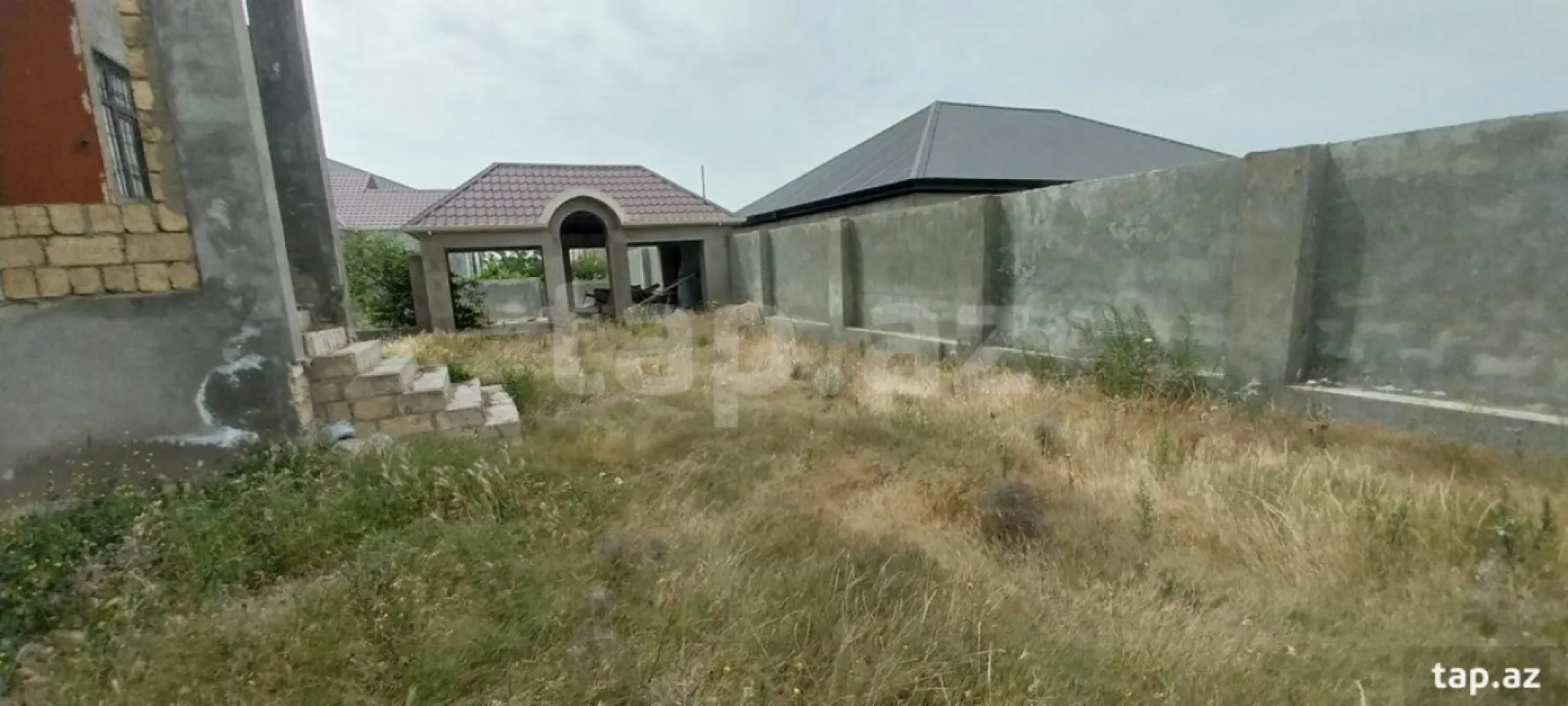 Satılır 10 otaqlı həyət evi