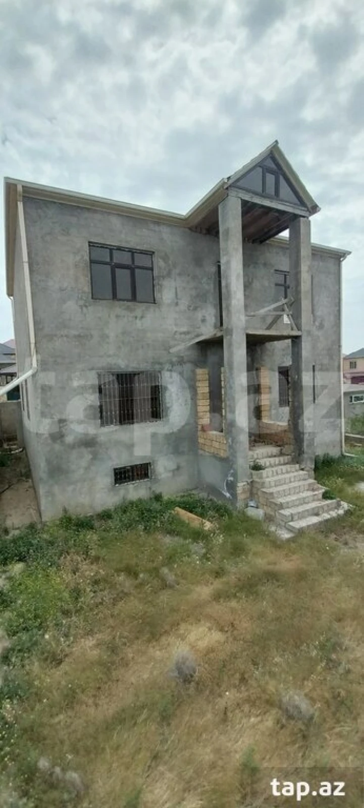 Satılır 10 otaqlı həyət evi