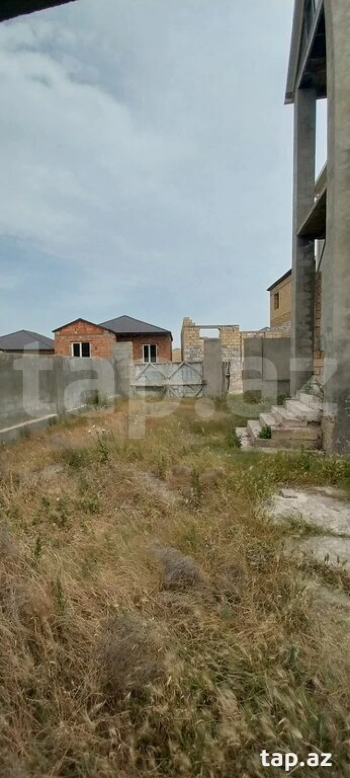 Satılır 10 otaqlı həyət evi