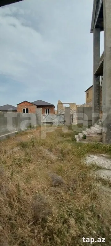 Satılır 10 otaqlı həyət evi