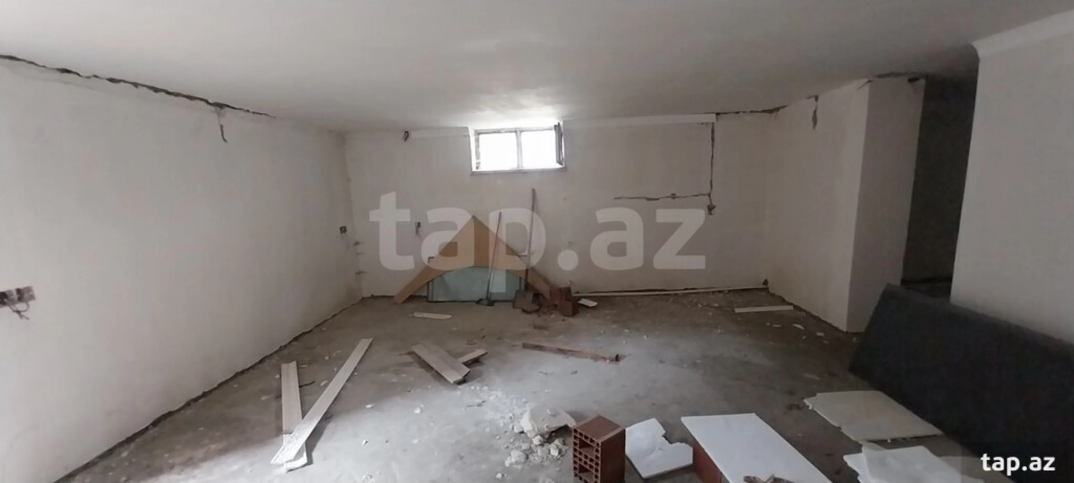 Satılır 10 otaqlı həyət evi