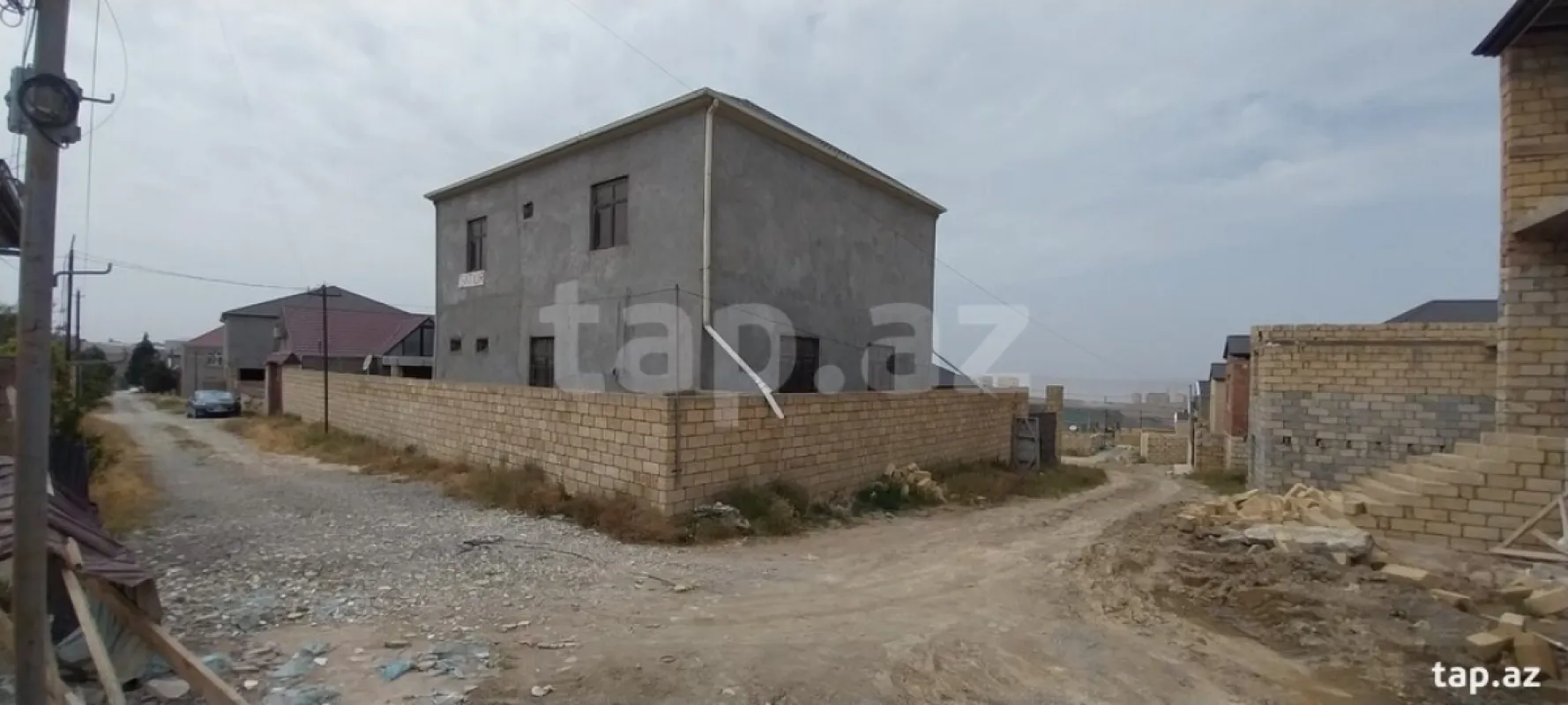 Satılır 10 otaqlı həyət evi