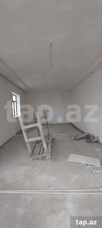 Satılır 10 otaqlı həyət evi