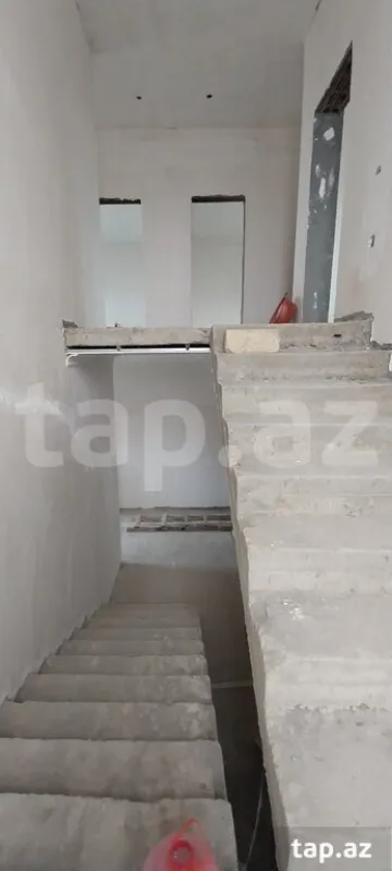 Satılır 10 otaqlı həyət evi