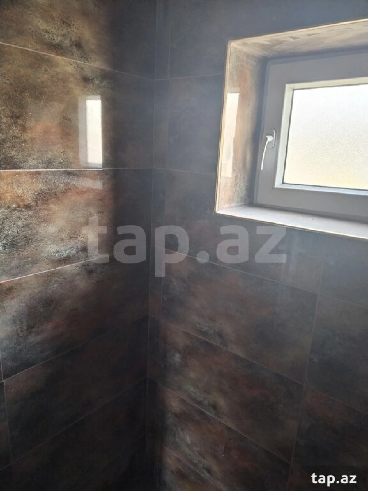 Satılır 8 otaqlı həyət evi