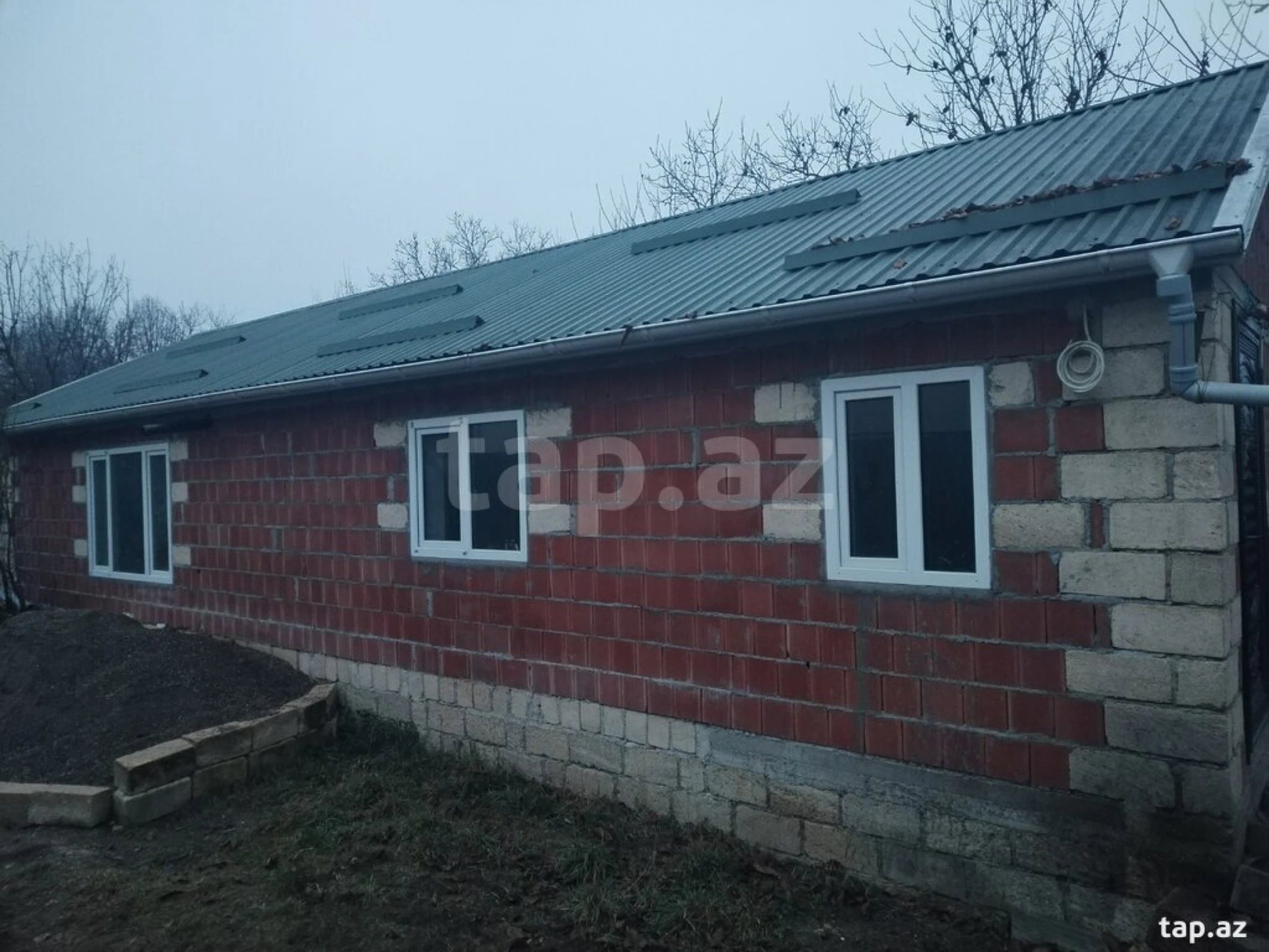 Satılır 8 otaqlı həyət evi