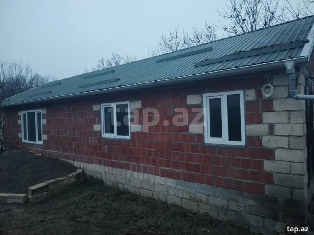 Satılır 8 otaqlı həyət evi