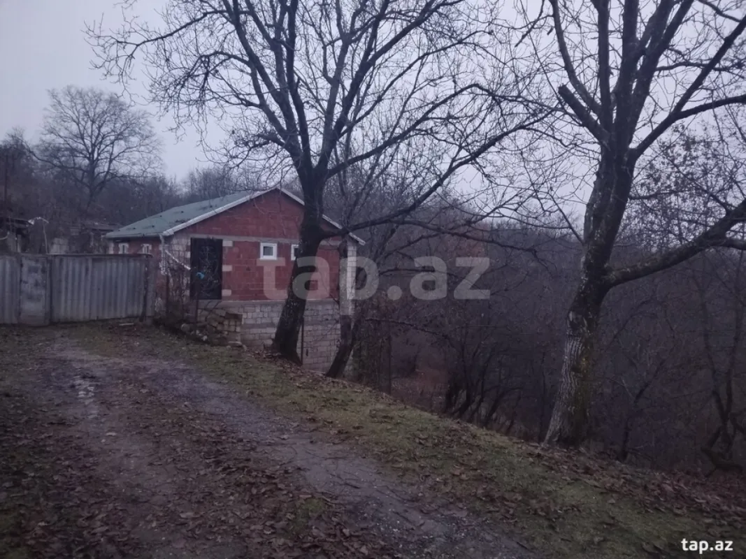 Satılır 8 otaqlı həyət evi