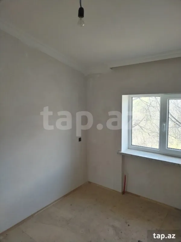 Satılır 8 otaqlı həyət evi