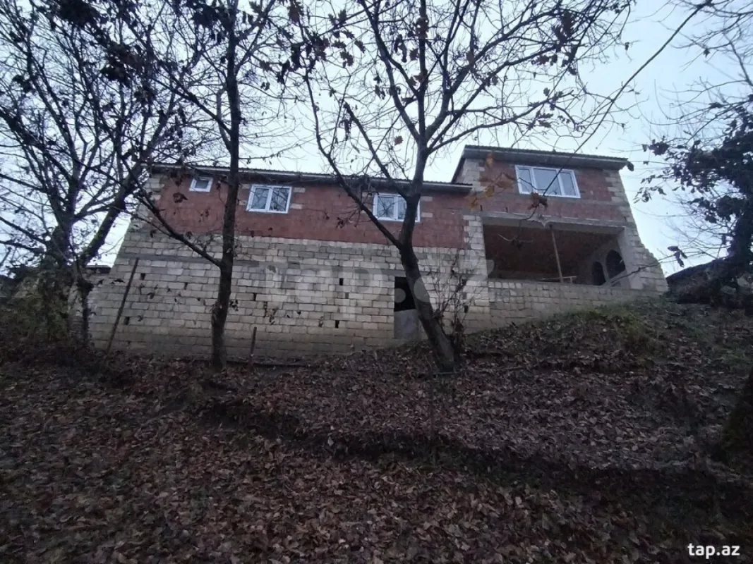 Satılır 8 otaqlı həyət evi