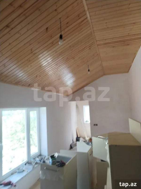 Satılır 8 otaqlı həyət evi