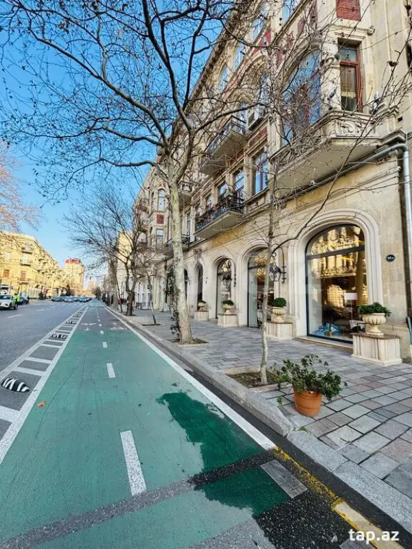 Satılır 4 otaqlı mənzil 200 m²