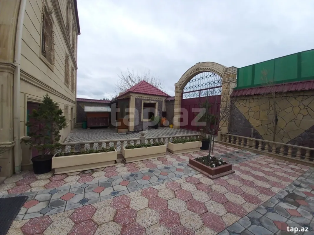 Satılır 6 otaqlı həyət evi