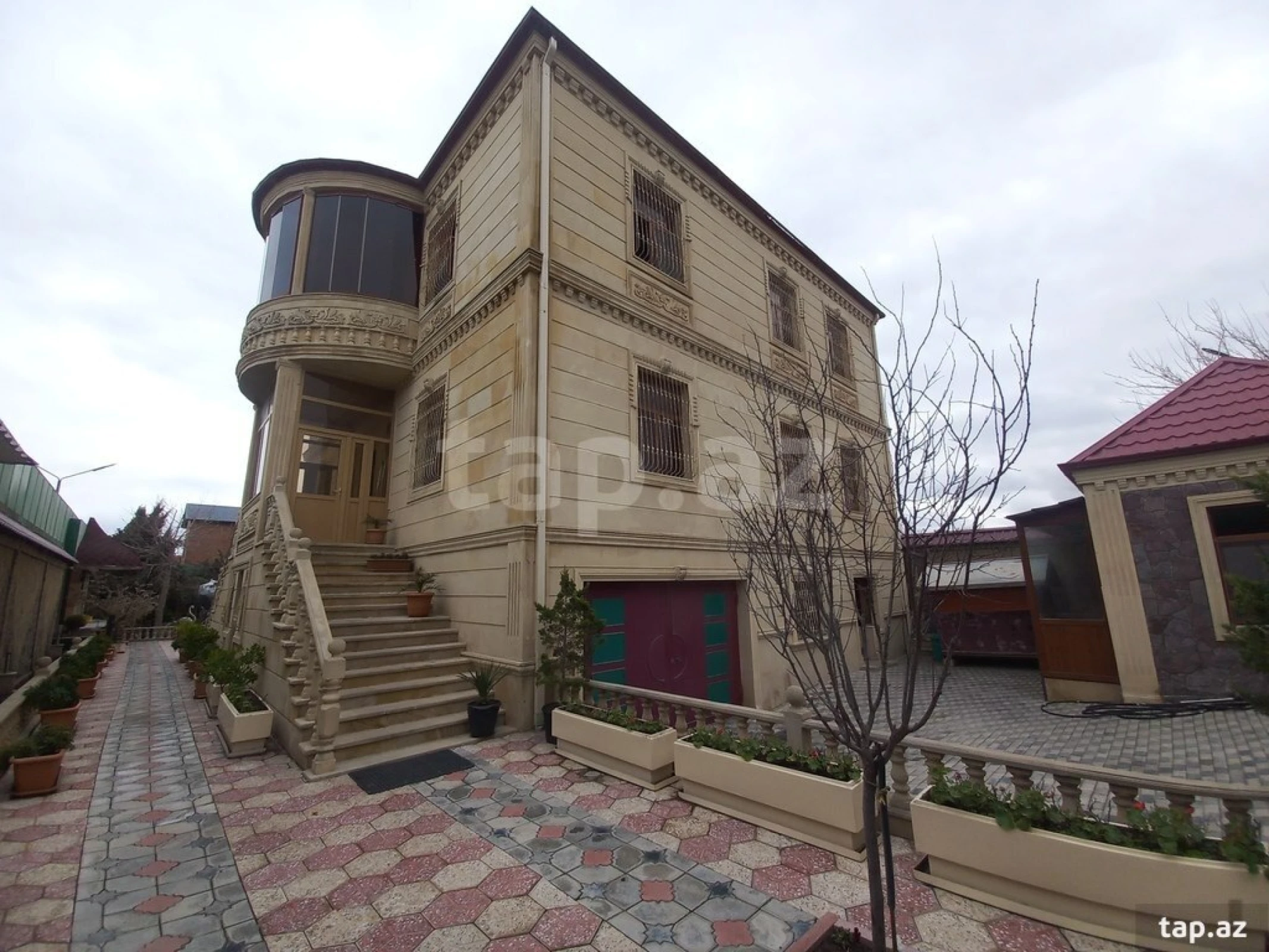 Satılır 6 otaqlı həyət evi