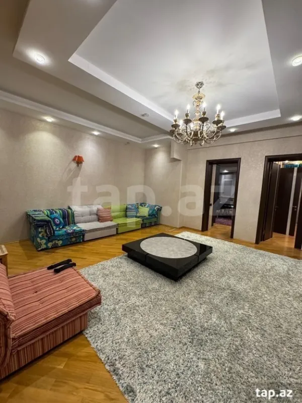 Kirayə verilir 4 otaqlı yeni tikili 200 m²