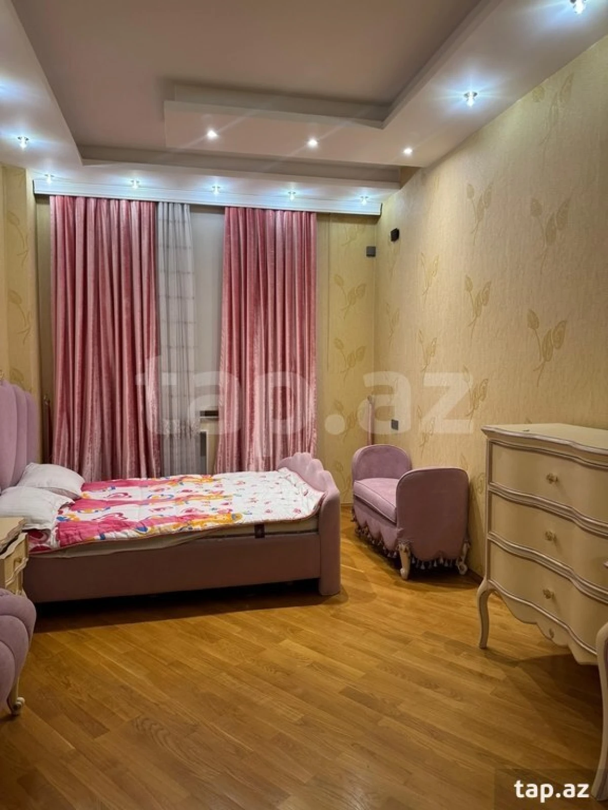 Kirayə verilir 4 otaqlı yeni tikili 200 m²