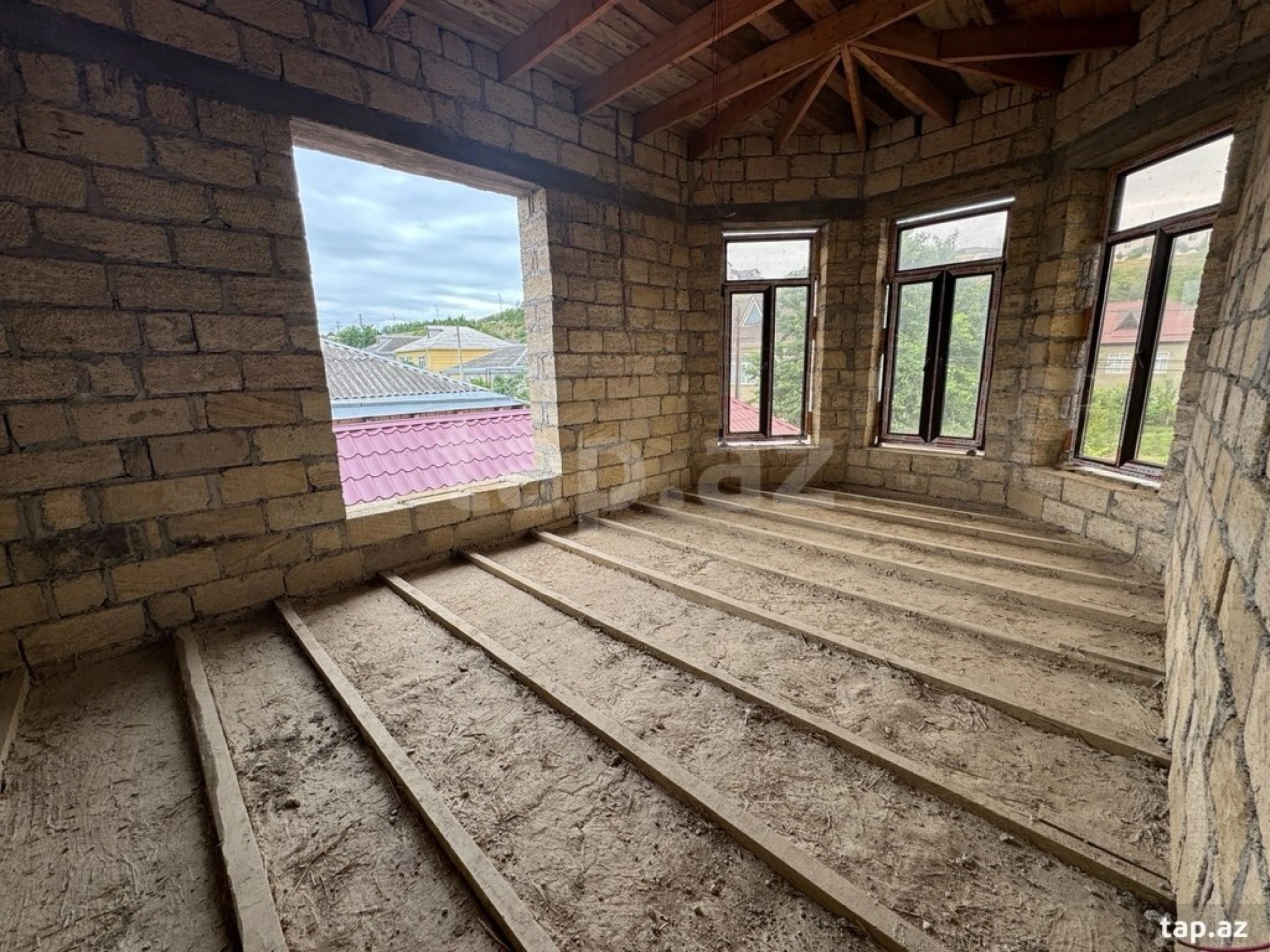 Satılır 4 otaqlı həyət evi