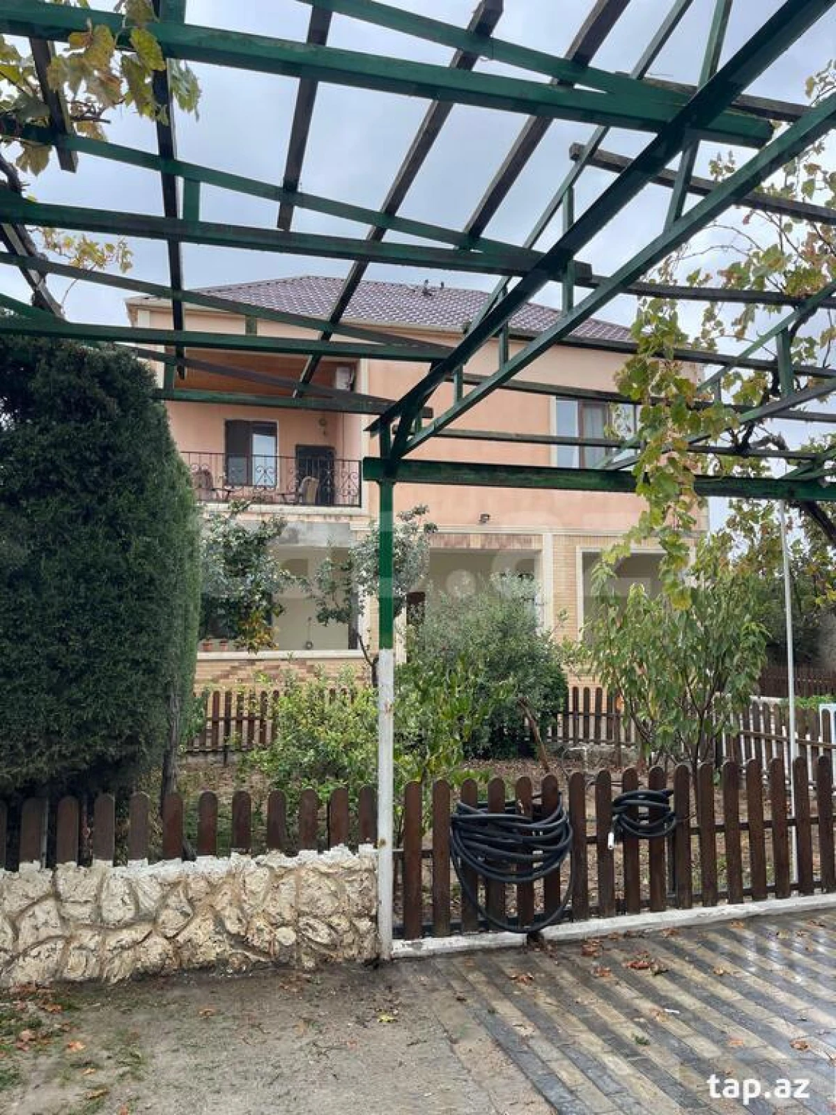 Satılır 4 otaqlı həyət evi