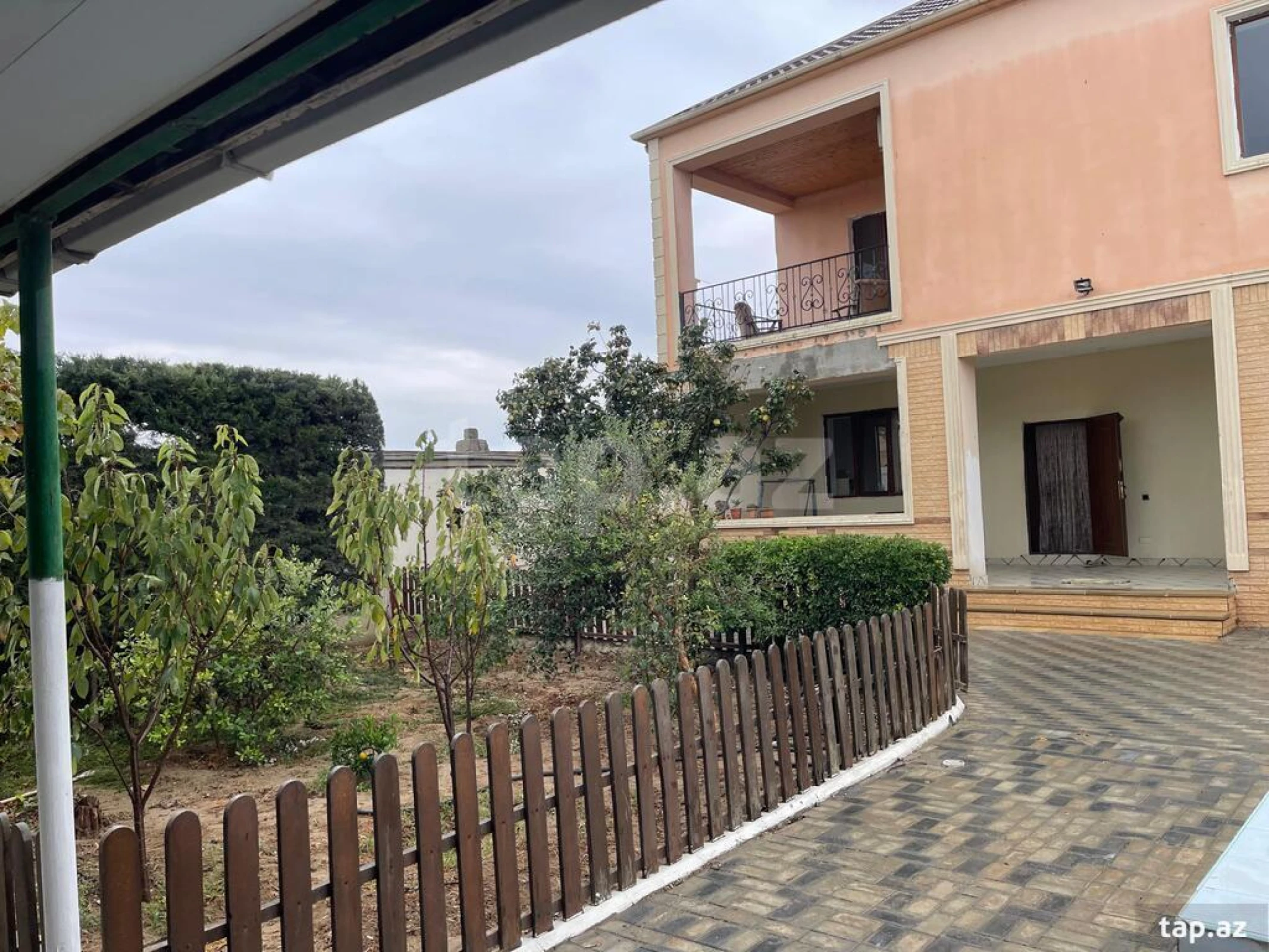 Satılır 4 otaqlı həyət evi