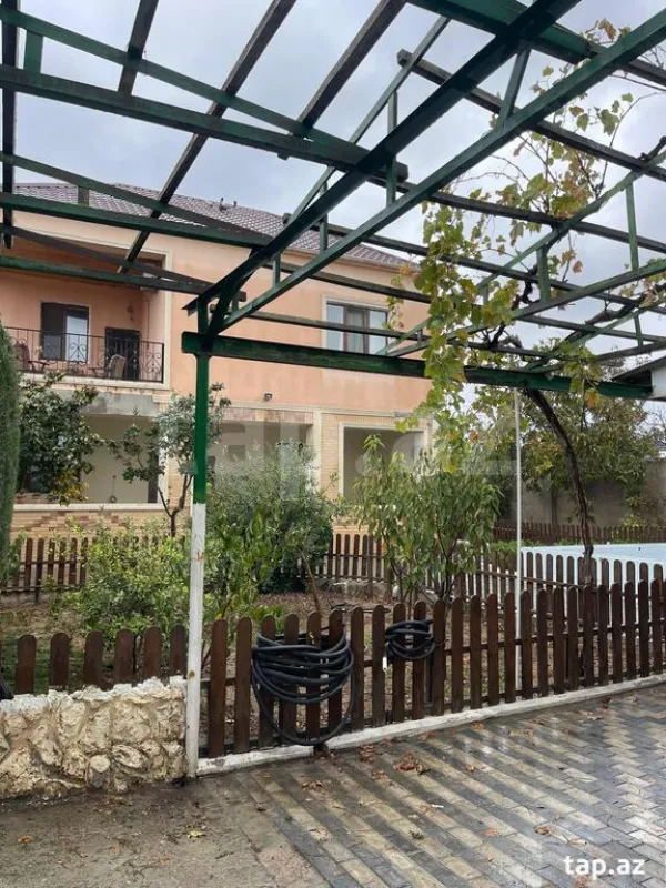 Satılır 4 otaqlı həyət evi