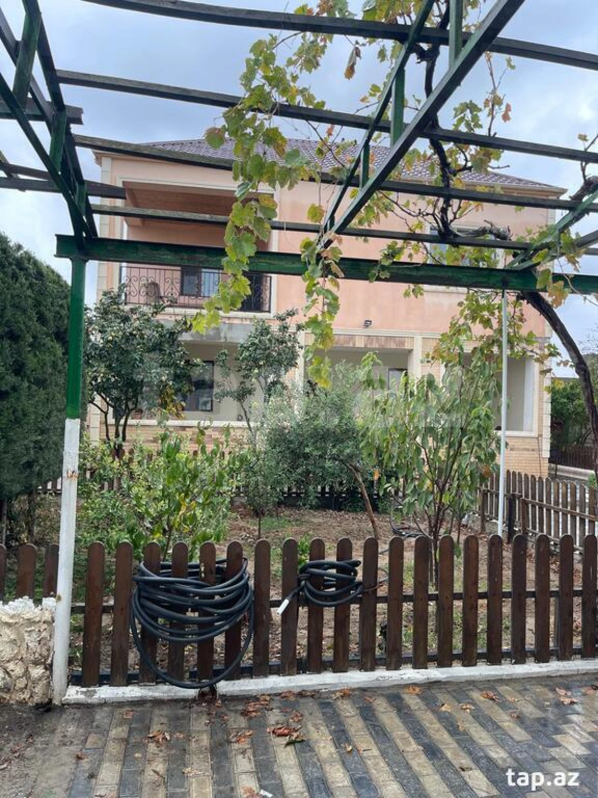 Satılır 4 otaqlı həyət evi