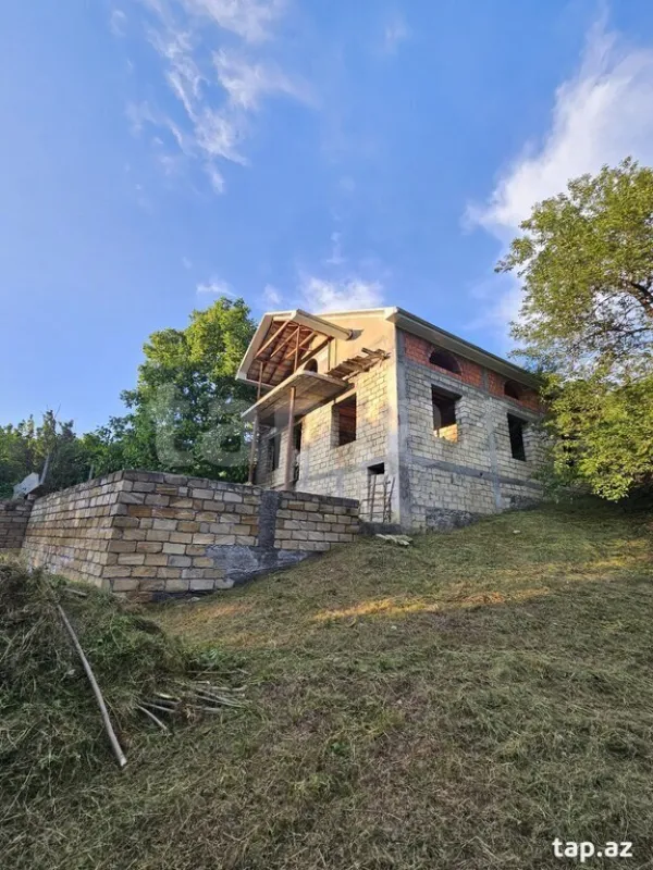 Satılır 6 otaqlı həyət evi 300 m²